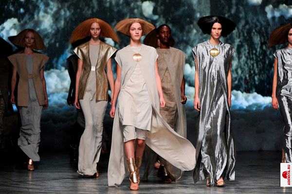 Фото №3: Rick Owens at Paris Fashion Week Spring 2013