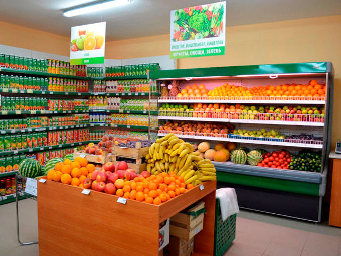 Магазин 25 овощи. Витрина для овощей и фруктов. Витрина овощи фрукты. Овощной отдел. Витрина магазина овощи фрукты.