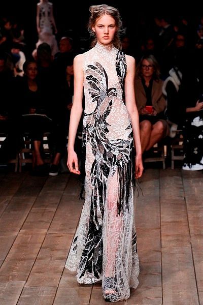 Длинное платье в пол с кружевом от бренда Alexander McQueen Длинное платье в пол с кружевом от бренда Alexander McQueen
