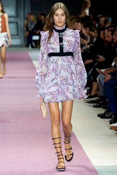 Короткое платье под грудь от дизайнера Giambattista Valli Короткое платье под грудь от дизайнера Giambattista Valli