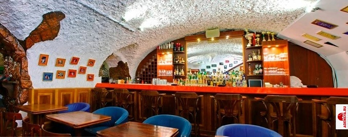  3: martinez-bar-foto